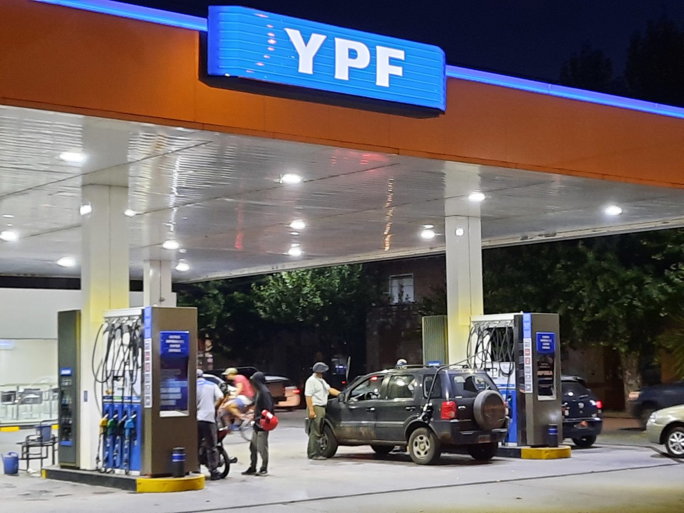 YPF subió el precio de las naftas el 6 y la premium ya acumuló un 61